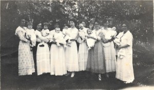 Missionary mothers, Hillcrest, Grace holding Margaret 2nd from left, 1913